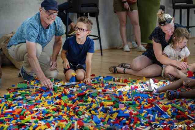 KWB’s en Dienstencentrum De Schoor organiseren week lang Blokjesfestival met 150 kilo Lego: “Mijnheer, weet jij hoe dit moet?”