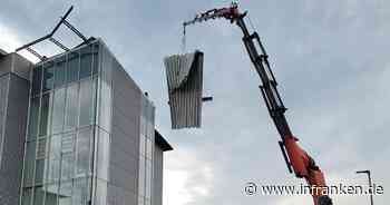 Bamberg: Sturm reißt Dach von Arbeitsagentur - Kran nach Unwetter im Einsatz