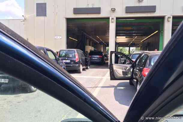 5 uur aanschuiven bij 30 graden: onze man trok zonder afspraak naar de autokeuring. “In de auto voor me bleek plots niemand meer te zitten”
