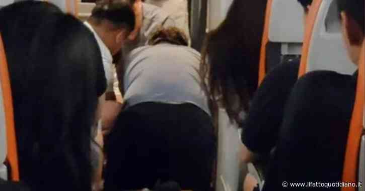 Dice di sentire un “senso di oppressione al petto” e cerca di aprire il portellone dell’aereo durante il volo: fermato con un lazo