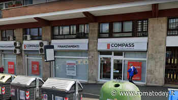 Banda spacca la vetrata dell'istituto di credito con le mazze ferrate, messi in fuga dai carabinieri