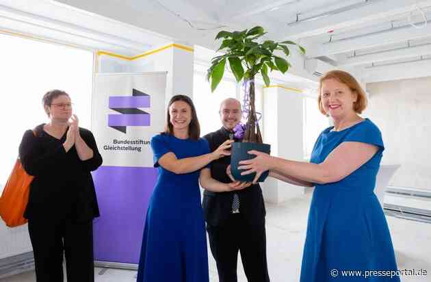 Stiftungsratsvorsitzende Lisa Paus läutet letzte Umbauphase für "Offenes Haus der Gleichstellung" ein / Symbolisches Richtfest in der Bundesstiftung Gleichstellung am Berliner Alexanderplatz