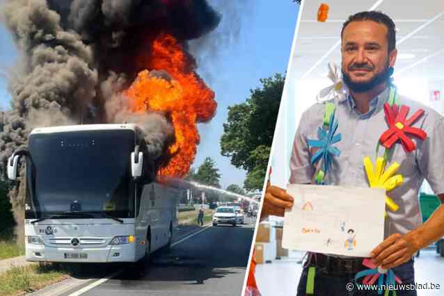 Hij redde 37 kinderen uit brandende bus, nu wordt chauffeur Jamal in de bloemetjes gezet: “Op mijn instinct afgegaan”