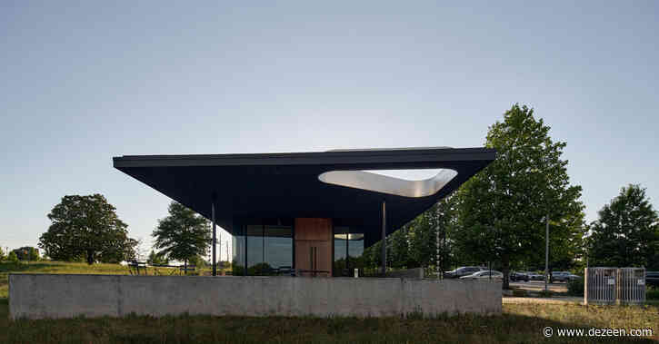 In Situ Studio cuts "hoop" opening in cantilevered welcome centre roof