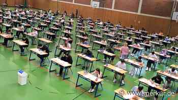 Rauchende Köpfe bei tropischen Temperaturen: Abschlussprüfungen an der Wirtschaftsschule Freising