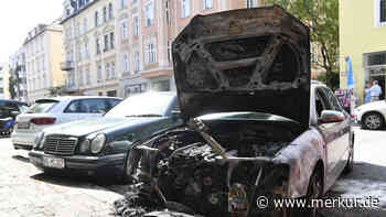 Wieder brennen Autos: Feuerteufel fackelt fünf PKWs mitten in Schwabing ab
