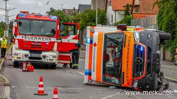 Hat einen „Riesenknall gegeben“: Rettungswagen kracht bei Einsatzfahrt in Pkw – Unfall mit drei Verletzten