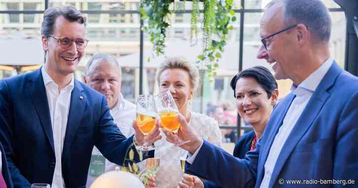 Kopfnicken und Bier: Wüst und Merz demonstrieren Einigkeit