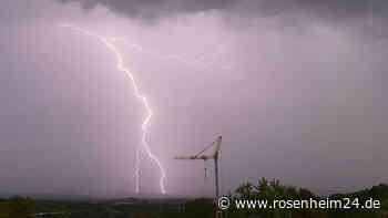 Unwetter sorgt für Schäden in Bayern: Mann von Sonnenschirm getroffen – Lkw-Plane löst sich