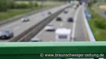 Mann legt sich bei Hannover auf die Autobahn 2