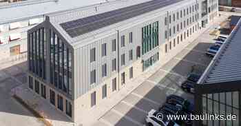 Über den Dächern von Hässleholm: Solarmodule und VMZINC krönen ein schwedisches Bürogebäude