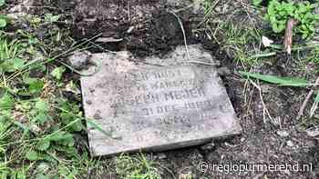 Oude grafsteen gevonden door spelende kinderen na uitbaggeren sloot  (video)