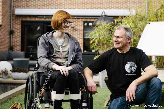 Lisa (23) lijdt aan het zeldzame EDS. Twee koorleden van Rejoice fietsen 1.000 km om ziekte onder de aandacht te brengen