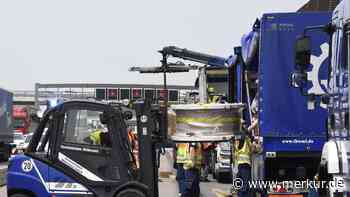 Kilometerlanger Stau auf A99: Kabeltrommeln rutschen über Lkw-Ladefläche