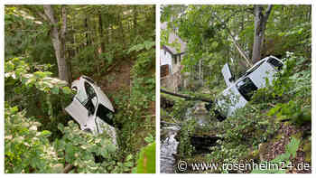 Unfassbare Szenen: Mann (18) rauscht mit Auto 60 Meter Böschung hinab