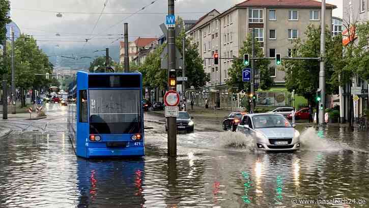 Abgedeckte Dächer, überflutete Straßen: heftiges Unwetter in Hessen - neue Gewitterzelle in Bayern
