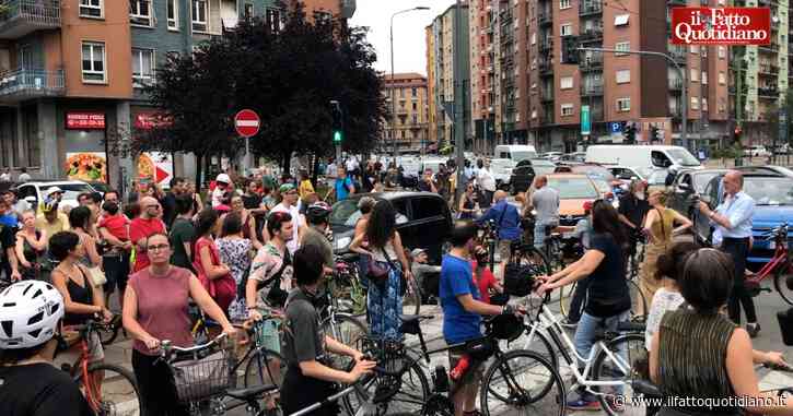 Donna in bicicletta uccisa, i ciclisti bloccano il traffico in piazza Durante: “Strage silenziosa, Milano non ci considera. Subito provvedimenti”