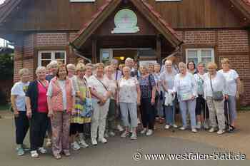 Frauen radeln zum Hof Großewächter