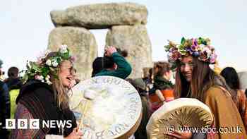 Thousands welcome summer solstice at Stonehenge