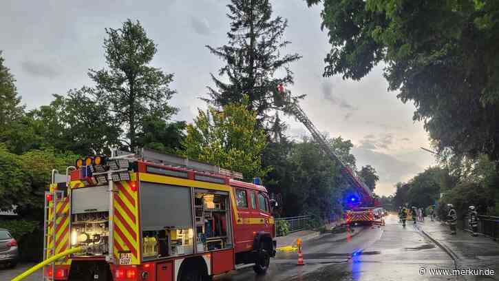 Unwetterlage im Landkreis Starnberg: Baum in Percha brannte durch Blitzeinschlag