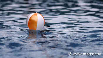 In oberbayerischem Freibad: Bub (4) treibt in Becken – Kinder und junger Mann retten ihm das Leben