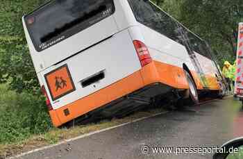 POL-HI: Bus kommt von der Fahrbahn ab - Fahrer leicht verletzt