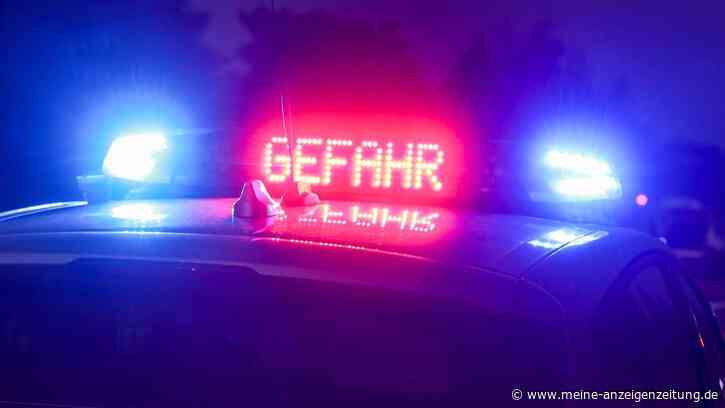 Auf nasser Straße: Auto bleibt in zwei Metern Höhe hängen