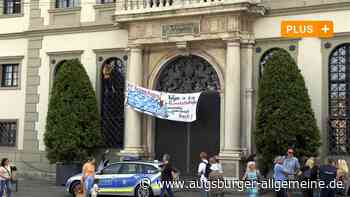Kletteraktion am Rathaus: Klimaschützer tricksen Ordnungsdienst aus