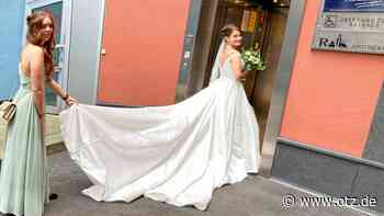 Schlangestehen am Jenaer Standesamt: Sieben Hochzeiten und eine ganz lange Schleppe