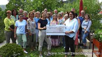 Benefiz-Konzert: Singend überbringt   der Projektchor die   Spende   an das   Hospiz Nagold