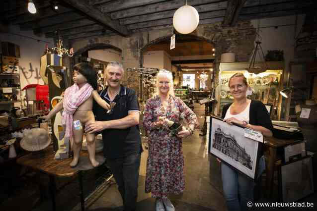 Op bezoek in iconische antiekwinkel ‘t Koetshuis, die overgaat op derde generatie: “Gouden tijden in Kloosterstraat beleefd”
