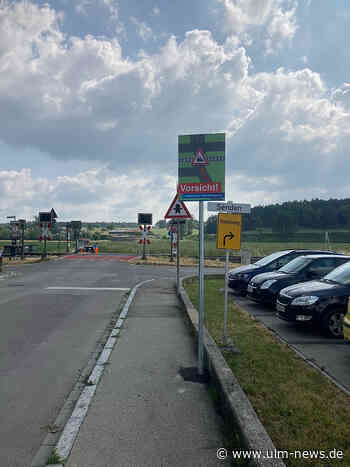 Nach tödlichem Unfäll: Neue Hinweisschilder am Bahnübergang in Gerlenhofen