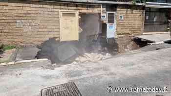 Roma, si riapre la voragine al Portuense: il crollo ripreso in diretta. Quartiere senz'acqua