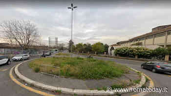 In fuga per 4 chilometri su auto in sharing finisce nella rotatoria, alla guida un minorenne