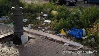 Casal Bruciato, la piazza dimenticata del quartiere diventa una discarica a cielo aperto