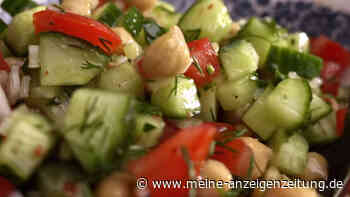 Leichter Sommersnack: Probieren Sie den Gurken-Tomatensalat mit Kichererbsen von Sandra Mühlberg
