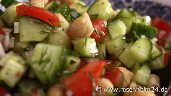 Leichter Sommersnack: Probieren Sie den Gurken-Tomatensalat mit Kichererbsen von Sandra Mühlberg