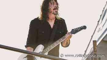 Foo Fighters Dedicates ‘Everlong’ to Taylor Hawkins During Surprise Glastonbury Performance