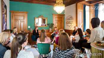 In einem Klubhaus in Zürich bereitet sich eine Gruppe von Frauen darauf vor, in Verwaltungsräte einzuziehen. Kann so der Wandel gelingen?