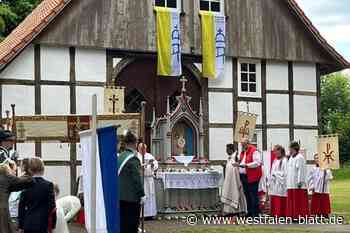 Katholiken in Schloß Holte-Stukenbrock feiern