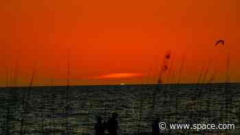 What causes the strange green flash at sunset and sunrise on Earth?