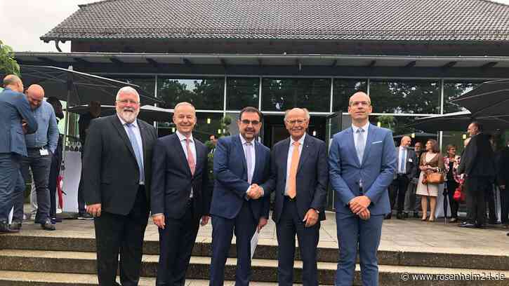 „Wuchtiger Aufschlag“ des Ministers in Wasserburg: „Peile Krankenhaus-Milliarde an“