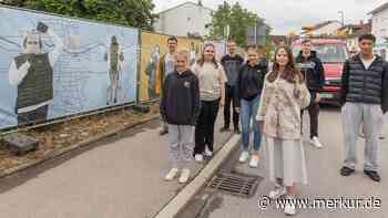 Alte Geräte, modern präsentiert: Mittelschüler kreieren Banner für Wunderlhofgelände