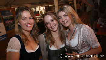 Ausgezeichnete Stimmung bei der Nacht in Tracht in Wald an der Alz