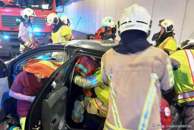 Ongeval met vijf gewonden in tunnel:  brandweer moet dak van auto halen om bestuurder te bevrijden
