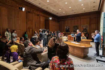 Green signs bill protecting the work of journalists