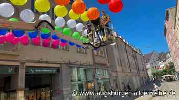 Walter Sager schmückt die Annastraße mit Lampions in Regenbogenfarben