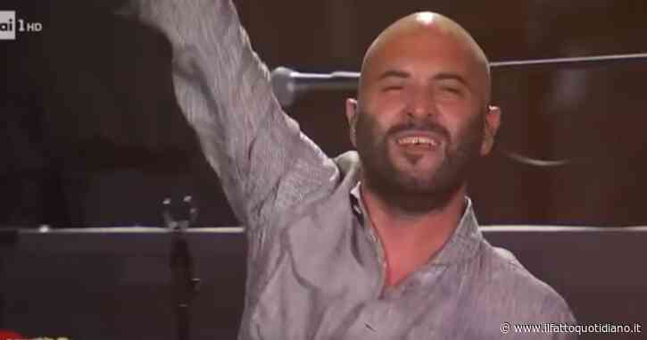 Italia Loves Romagna, Giuliano Sangiorgi dal palco: “Fate sentire tutto il vostro amore alle Marche”. Ma è davvero una gaffe?
