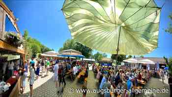 Besucher feiern Dorffest in Reutti bei Bilderbuchwetter