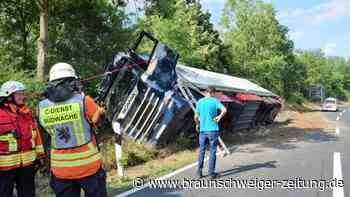 Lkw mit Früchten auf A39 in Braunschweig umgestürzt